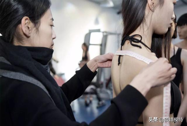 女模特的身高标准体重三围，模特身高体重标准 女（模特选拔的形体标准及测量方法）