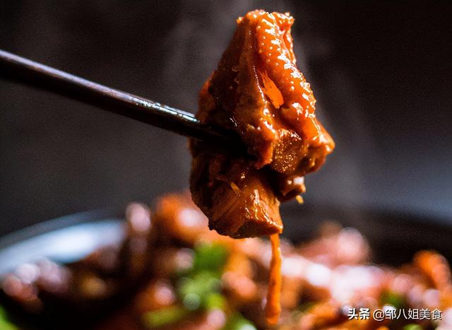 爆炒鸡肉做法，爆炒鸡肉的做法大全 视频（味道香浓很下饭）