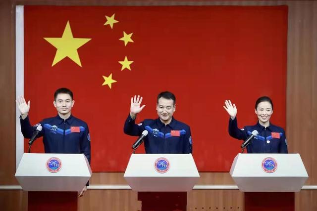 宇航服有哪些功能（一套舱外宇航服为何造价上千万）