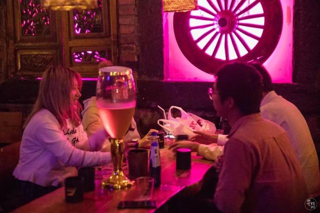 helens红牛桶是什么，helens啤酒桶（最近爆火的“午夜小酒馆”）