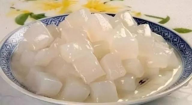 椰果是什么做的，奶茶里的椰果是什么做的（你知道平时你吃的椰汁里面的椰果是怎么做的吗）