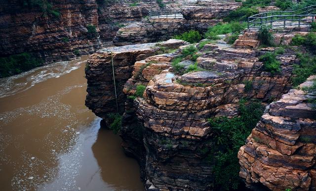 形容瀑布的句子，形容瀑布的句子成语（如巨龙从天降）