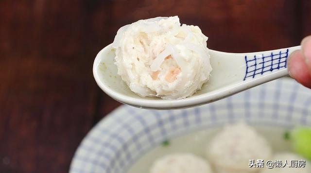 水煮丸子的做法猪肉丸子，丸子汤怎么做好吃又简单（鸡脯肉做丸子吃着太柴）