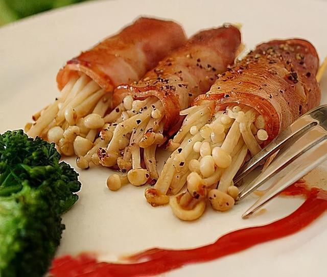 红烧培根金针菇的做法，烧烤培根金针菇的做法（每次做家人都说很好吃）