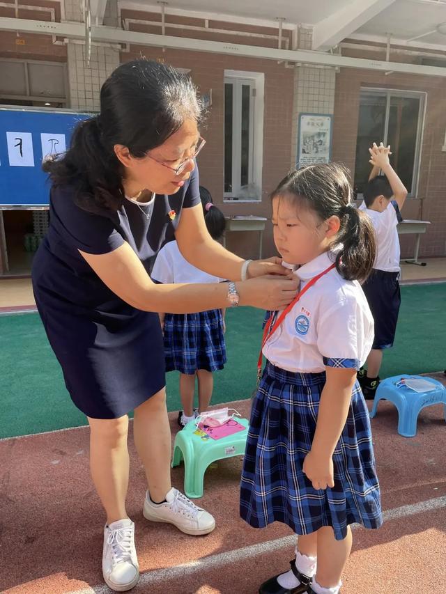 启蒙礼击鼓含义，敲锣打鼓寓意（海珠中路小学开笔礼）