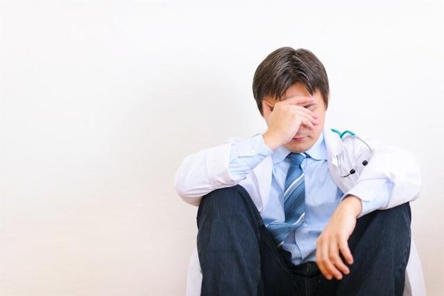 老人临终前半个月的生理表现，脑梗老人临终前半个月的生理表现（出现这些情况，记得多陪陪亲人）