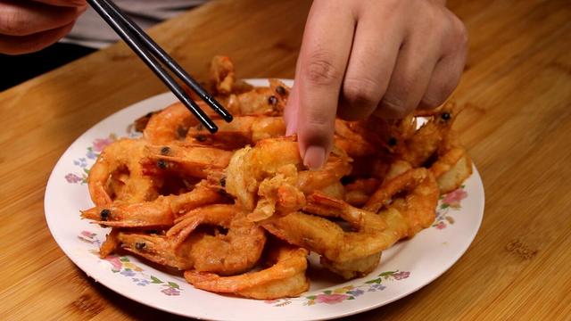 在家里怎么做香酥大虾，炸大虾，有人用面粉有人直接炸