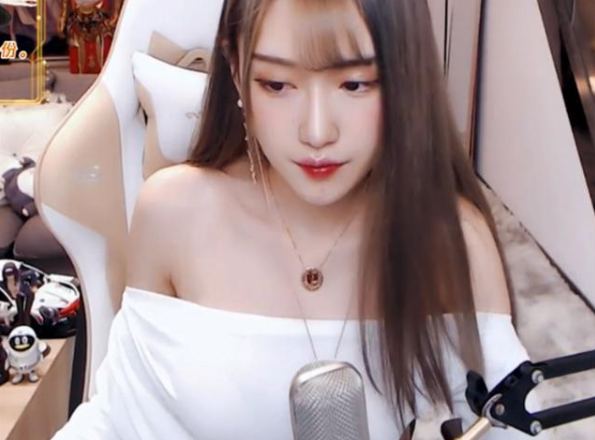 女生露肩腐女头像微信，女生露肩腐女头像（穿露肩白衫像裹着窗帘）