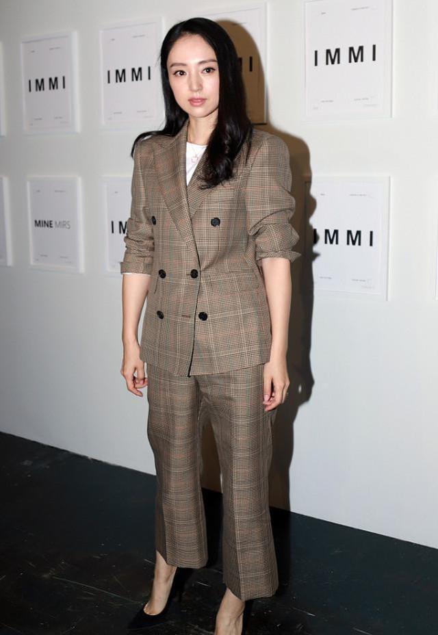 藏青色短袖配什么颜色裤子好看,藏青色卫衣搭配什么裤子(董璇的少女感