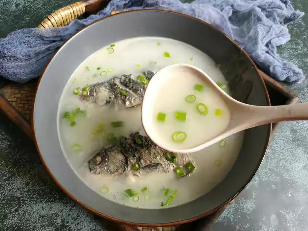 清炖鲫鱼汤简易做法：鲜香奶白，营养滋补，厨房新手也能轻松搞定一锅好汤