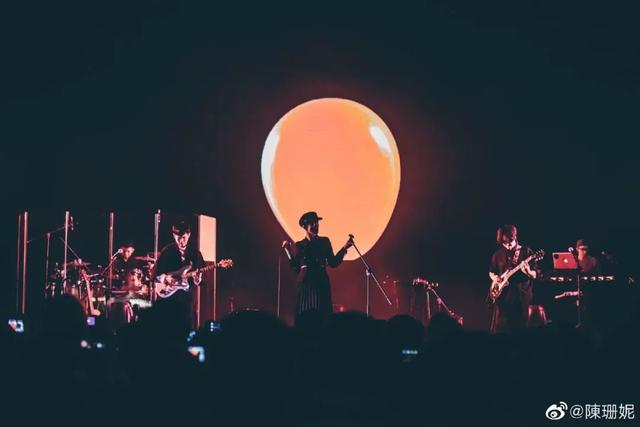 情歌歌词陈珊妮，陈珊妮情歌歌词（称她为“独立鼻祖”，不为过吧）