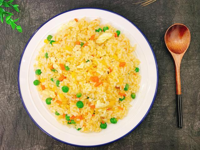 鸡蛋炒米饭怎么做，这样炒米饭粒粒分明饱满