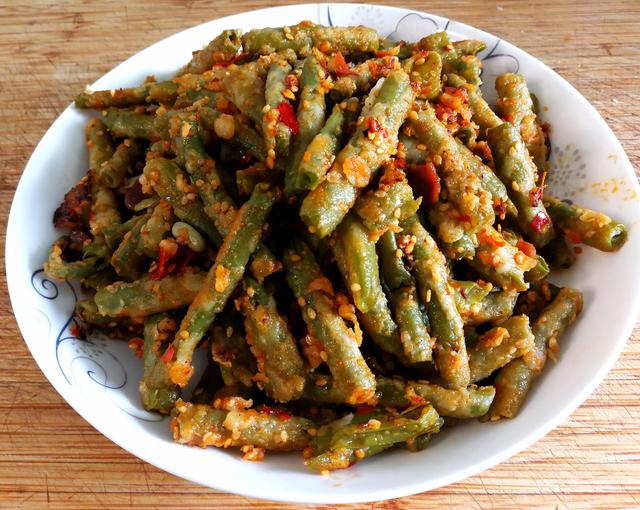 素炒豆角怎么炒好吃，豆角怎么炒着好吃（素炒的豆角比肉解馋）