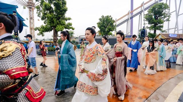 齐胸汉服穿法步骤图解，汉服的穿法图解 女士 齐胸（汉服正确的基础穿搭是什么）