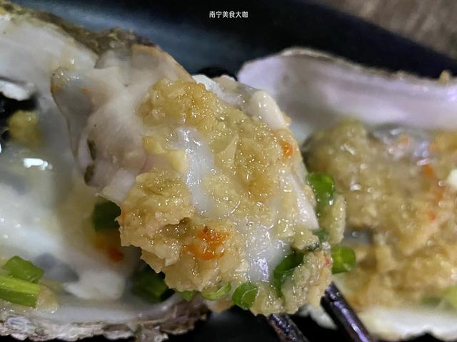 怎么挑选生蚝，怎么挑选生蚝罐头（挑到的生蚝个个鲜嫩肥美）