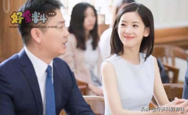 章泽天怎样追刘强东的，奶茶妹妹太甜，强哥只有宠溺的份