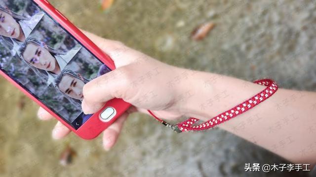 手机挂绳怎么装在手机壳上，手机壳怎么穿挂绳（用方形盘编器做的手机挂绳的编法图解）