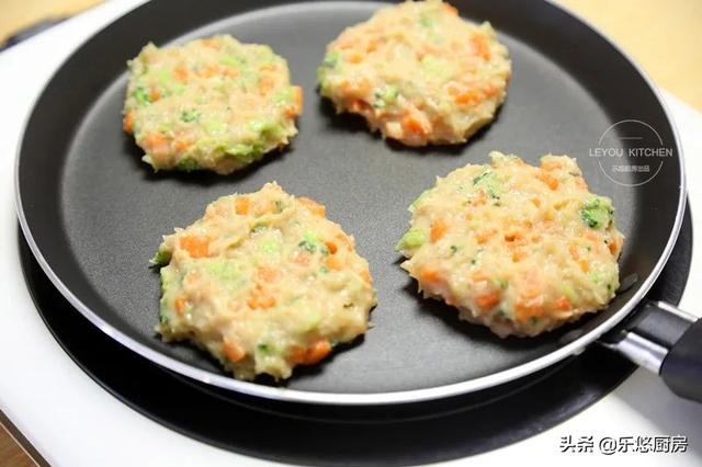 鸡肉饼的做法，汉堡鸡肉饼的做法（减肥也不用吃的太素）