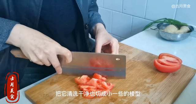 土豆西红柿怎么炒，牛腩烧土豆西红柿怎样做（古月3分钟教你在家做西红柿炒土豆）