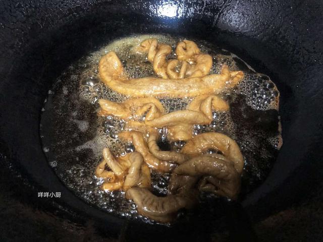 脆皮肥肠做法，脆皮肥肠做法视频教程（爱吃肥肠的都不会错过这一盘脆皮大肠）