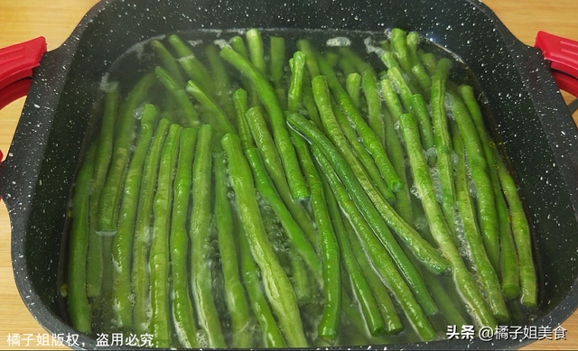 焯过水的豆角怎么做好吃，豆角焯水之后怎么炒好吃（豆角最好吃的做法）