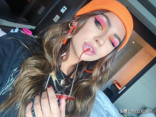 雀斑少女网名，雀斑少女微信昵称（她是美国网红、歌手和美妆达人）