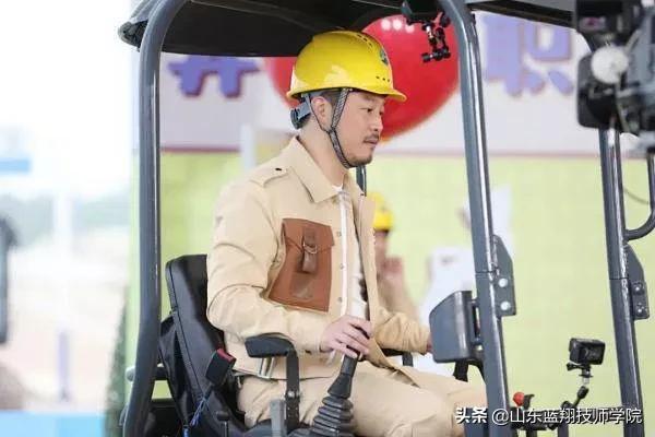 山东蓝翔挖掘机学校，山东蓝翔学挖掘机学费多少钱一个月（跑男兄弟团打卡山东蓝翔技师学院）