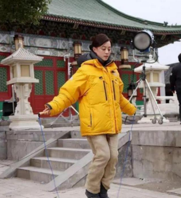 跳绳2000个消耗多少卡路里，跳绳消耗多少卡路里（外国小伙每天跳绳2000下）