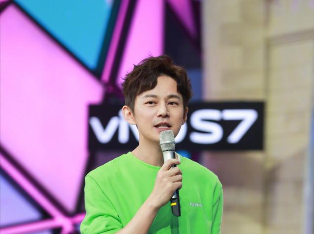 何炅是同性恋吗，何炅怎么了（让我想到了愚人节跳楼的张国荣）