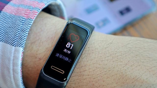 智能手环怎么充电，手环手表怎么充电（华为手环4上手体验）