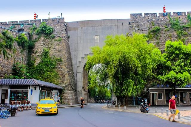 南京玄武湖有几个门，南京玄武湖有什么（如今游人如织的玄武湖）