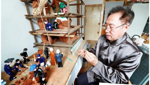 泥塑制作过程简介，泥塑的基本制作方法（“泥人孙”用作品还原　朝阳红土泥塑制作过程）