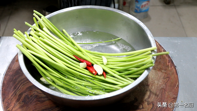 蒜苗怎么腌制才好吃，蒜苗的腌制方法（大厨教你酱汁腌蒜苔的家常做法）