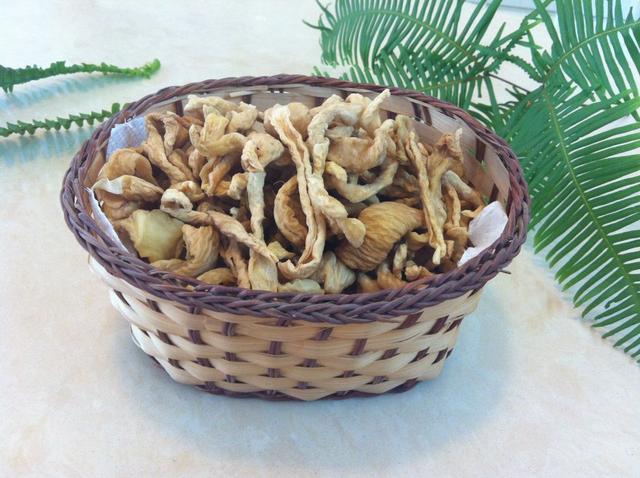 茄子怎么切成条状，怎样把茄子切成条状（茄子干和萝卜干）