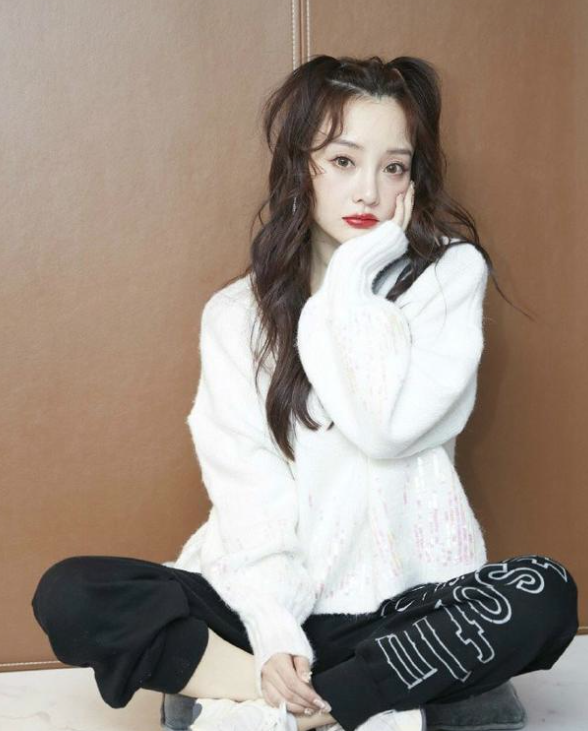 李小璐多大年纪，李小璐多大（38岁李小璐骑儿童车扮嫩）