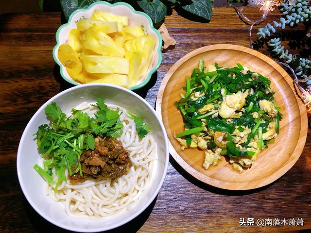 酱炒韭菜鸡蛋的家常做法，大酱韭菜炒鸡蛋的做法（家常小炒：韭菜炒鸡蛋的做法）