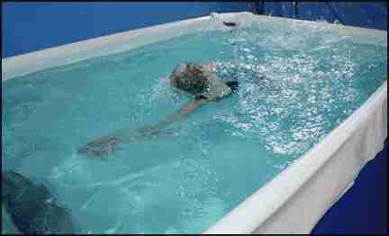 新手怎么学游泳图解，如何快速学会游泳图解（初学者如何正确学游泳）