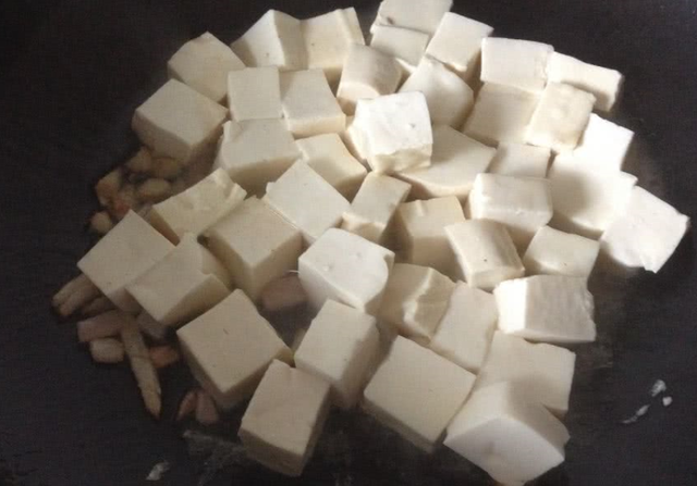 豆腐蟹肉忌廉汤，蟹肉豆腐煲的做法窍门（最爱的蟹黄和豆腐碰撞）