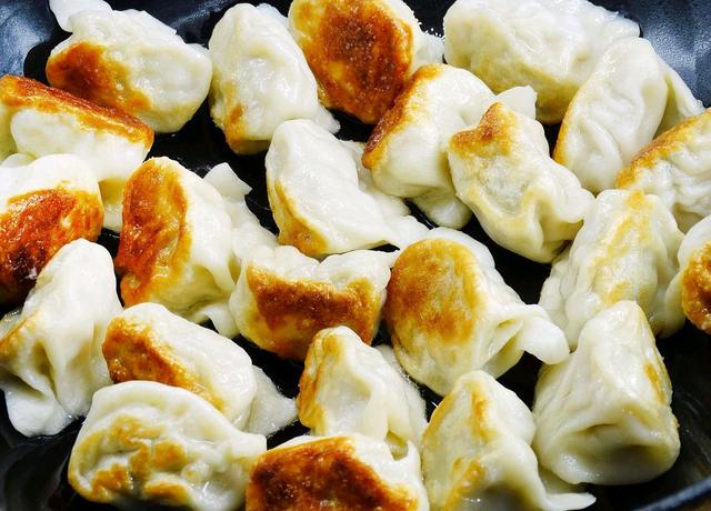 冰冻饺子怎么煎，要提前蒸熟或煮熟吗
