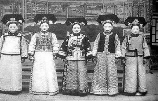 容妃为什么被贬，历史上容妃的下场（康熙将容妃送进宗人府贬为马奴）