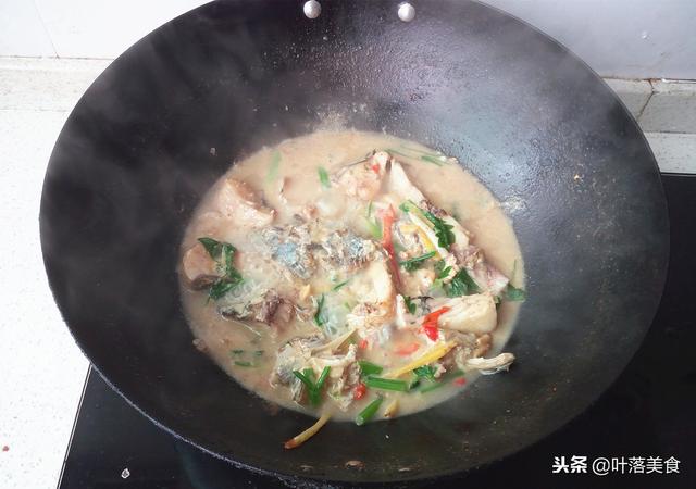 草鱼汤的做法，刚出锅时吃热鱼喝热汤