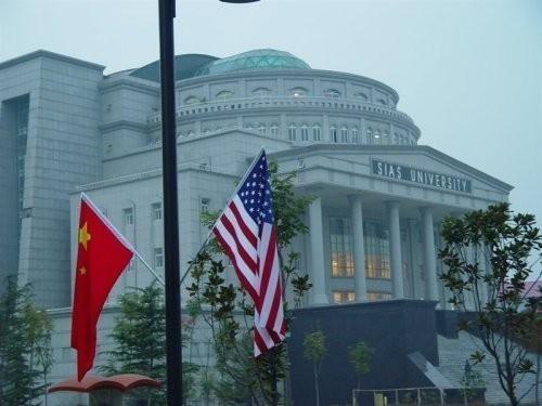 郑州西亚斯学院地址在哪里，郑州西亚斯学院位置在哪（郑州西亚斯学院外籍教师的全英语授课使人惊讶）