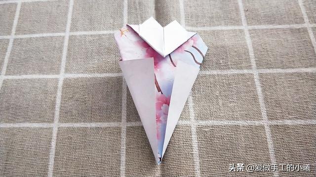 最简单的雨伞折纸方法图解，折纸教程：带爱心的小花伞