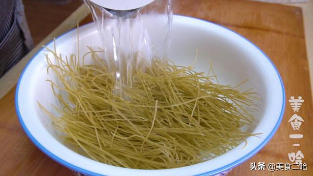 酸辣粉的家常做法，酸辣粉的家常做法简单做法（嗦粉嗦到停不下来）