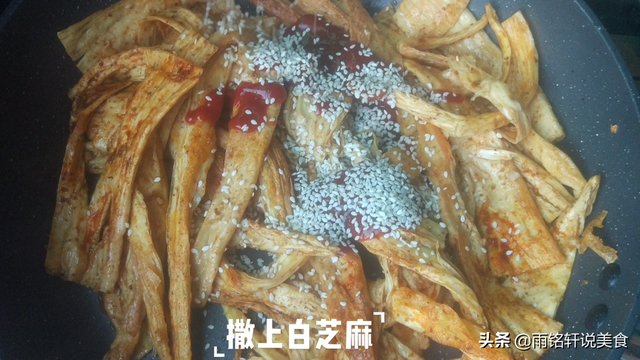 辣条的制作过程，怎么在家里自己制作可以吃的辣条（想吃辣条不用买）