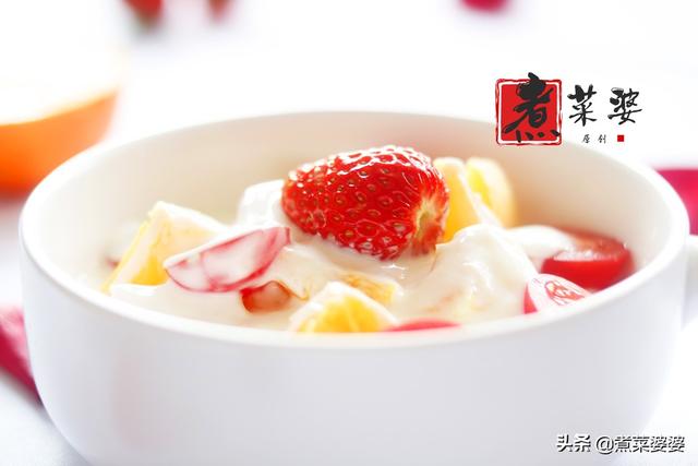手把手教你做酸奶水果沙拉，酸奶水果沙拉怎么做（但一上桌就被儿子抢吃光）