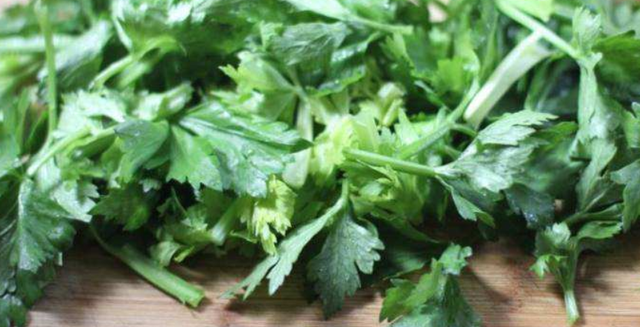 芹菜叶水饺的做法，芹菜叶水饺的做法窍门（吃不吃叶让很多人纠结）