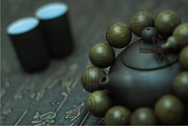 黄花梨木和绿檀木哪个好，黄花梨木和绿檀木哪个好些（绿檀手串为何有这么多人喜欢）