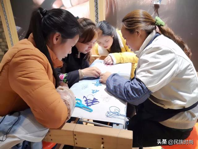 别具特色的布依服饰，别具特色的布依服饰作品（非遗复古风也能穿出时尚）