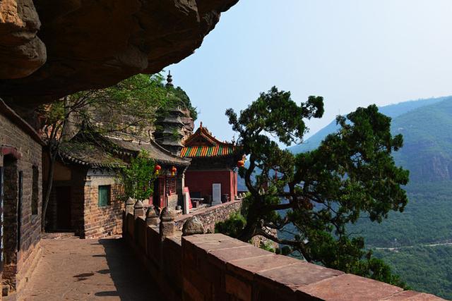 僧、尼、道共居一山修行  承德丰宁白云古洞景区，僧、尼、道共居一山修行（有一桥飞架两山之间的千年古刹）